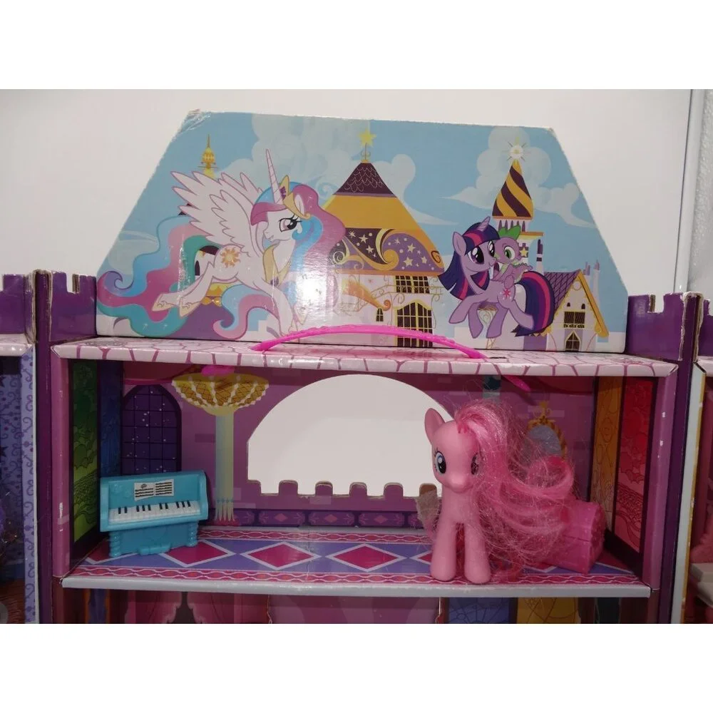 My Little Pony Canterlot Deluxe Playset, With Accessories 2 Pony's 1‎ carriage